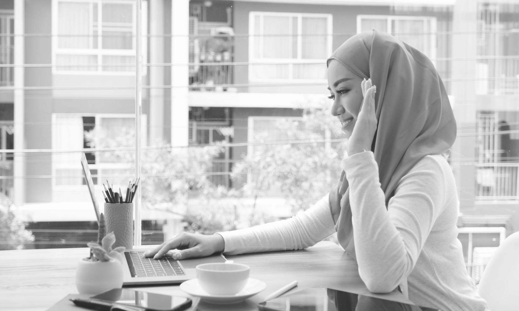 Persona revisando documentos financieros en escritorio organizado