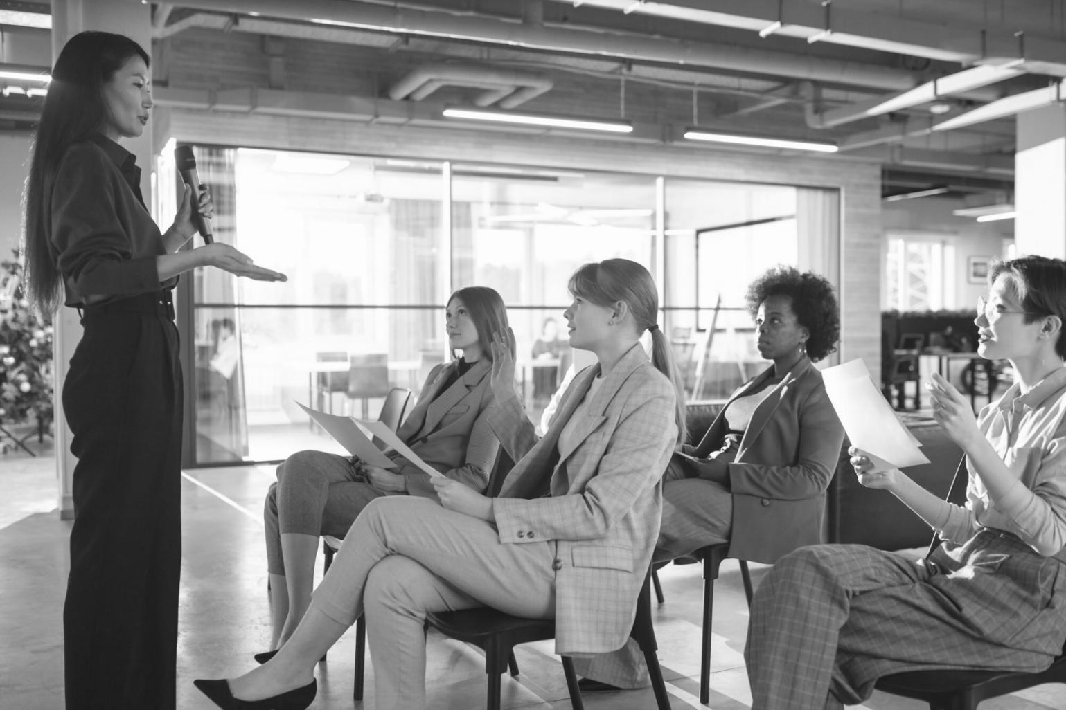 Consultoría financiera personalizada en oficina moderna