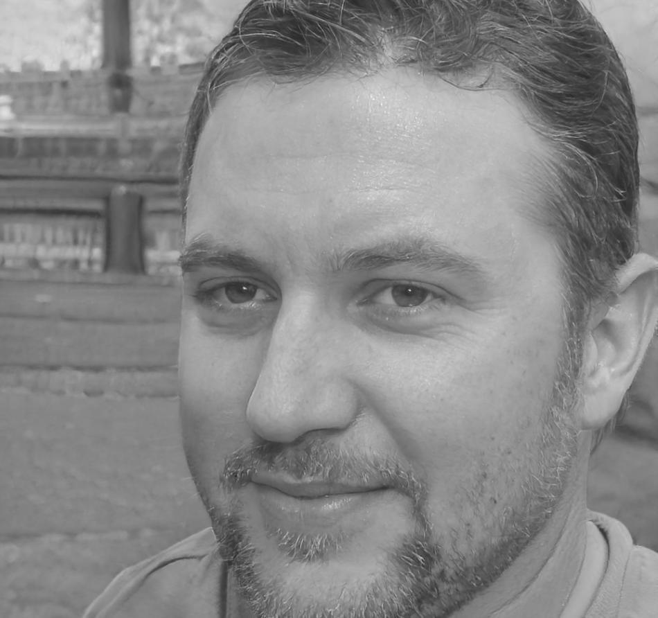 Retrato profesional de Emiliano Saavedra