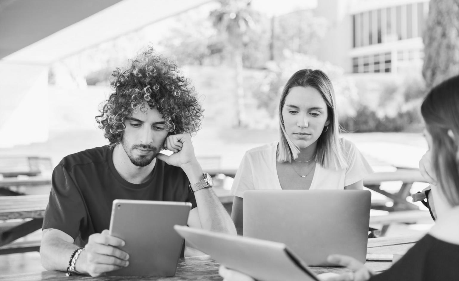 Equipo de especialistas en finanzas trabajando en análisis financiero